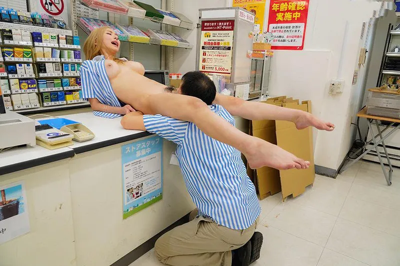 Anh tiền bối tống tình con nhỏ ngổ ngáo của chủ cửa cậu bé tiện lợi